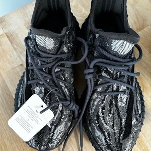 YEEZY BOOST ADIDAS DARK SAND